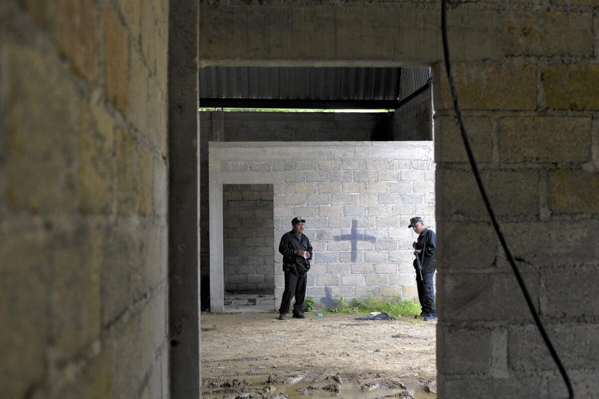 La policía estatal se despliega el 03 de julio de 2014, en el almacén en Tlatlaya, donde días anteriores, soldados mexicanos mataron a más de 20 personas.