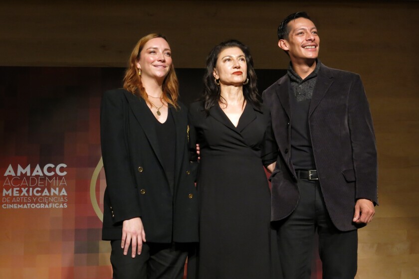 De izquierda a derecha, la actriz Regina Blandón, Leticia Huijara y el actor Luis Alberti posan en conferencia de prensa.
