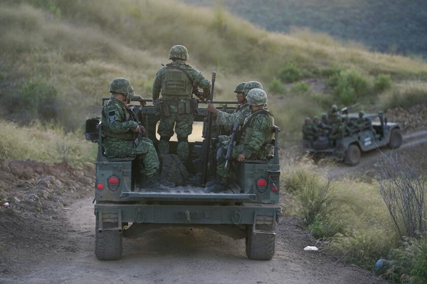 ARCHIVO - Soldados patrullan cerca de la aldea Plaza Vieja en el estado de Michoacán en México, el 28 de octubre de 2021. El ejército mexicano reconoció por primera vez el 2 de agosto de 2024 que algunos de sus soldados han muerto por bombas de un cartel de la droga lanzadas desde drones en el occidental estado de Michoacán, sin proporcionar cifras de víctimas mortales. (AP Foto/Eduardo Verdugo, Archivo)