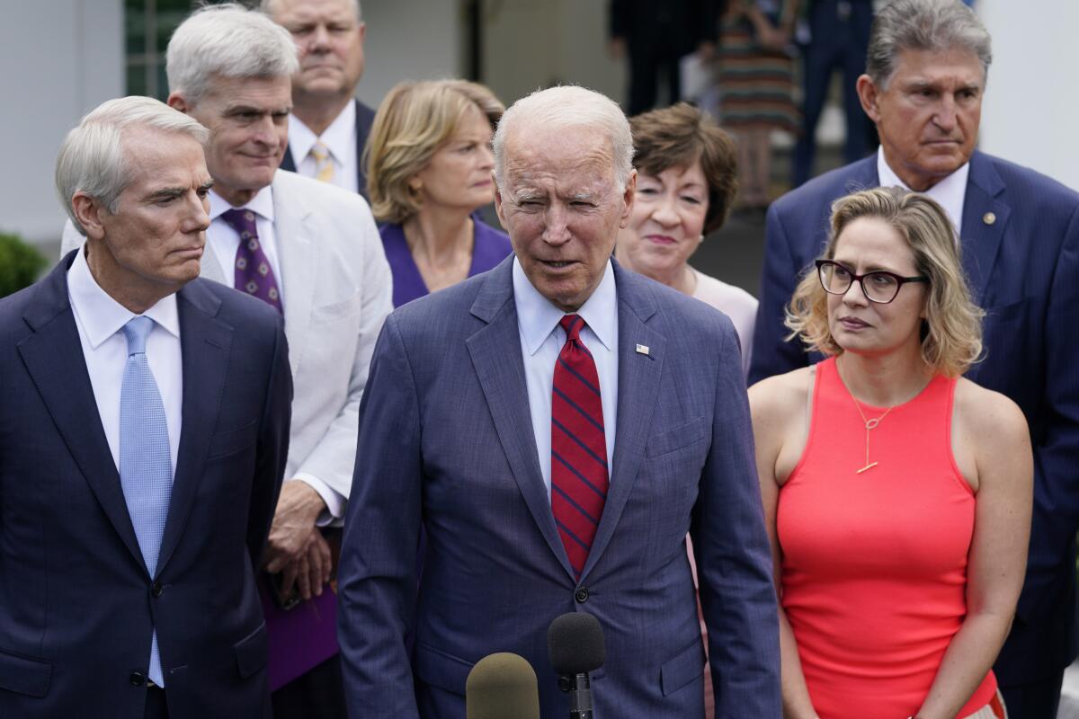 El presidente Joe Biden, acompañado de un grupo bipartidista de senadores, afuera de la Casa Blanca