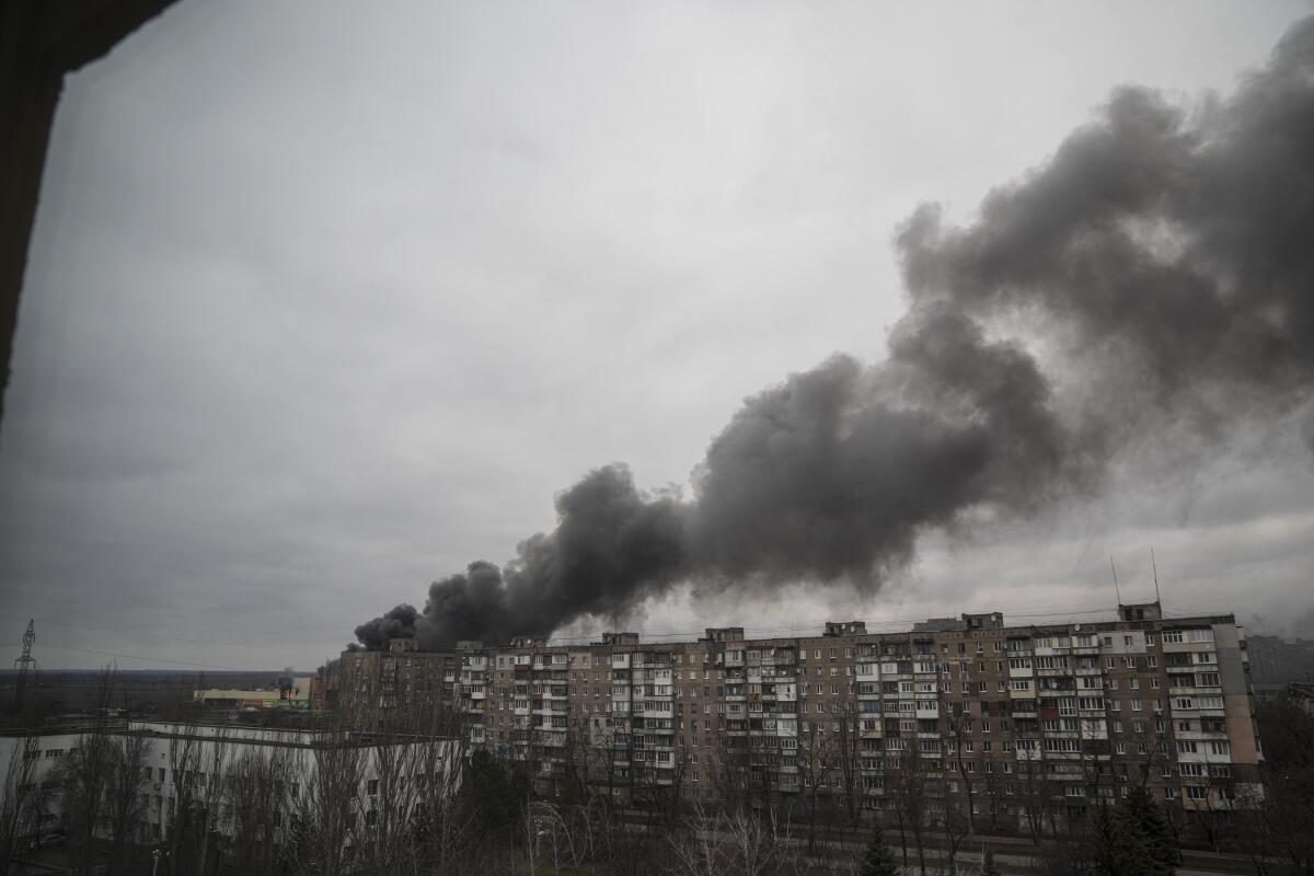 Una nube de humo sale de un edificio después de un bombardeo de las fuerzas rusas 