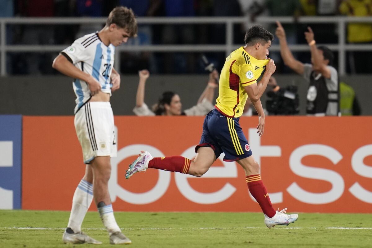 Juan Fuentes, de la selección de Colombia, festeja tras anotar ante Argentina en el Sudamericano Sub20, el viernes 27 de enero de 2023, en Cali (AP Foto/Fernando Vergara)