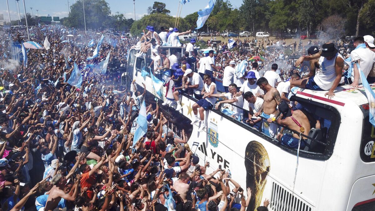 Seguidores del fútbol dan la bienvenida a casa a la selección nacional de fútbol de Argentina