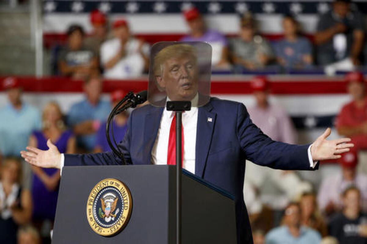 El presidente Donald Trump pronuncia un discurso frente a un telemprompter durante un acto de campaña en la Williams Arena en Greenville, Carolina del Norte, el miércoles 17 de julio de 2019. (AP Foto/Carolyn Kaster)