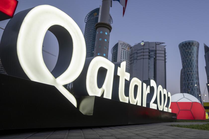 ARCHIVO - El logo del Mundial de Qatar 2002 cerca del Centro de Exhibiciones.
