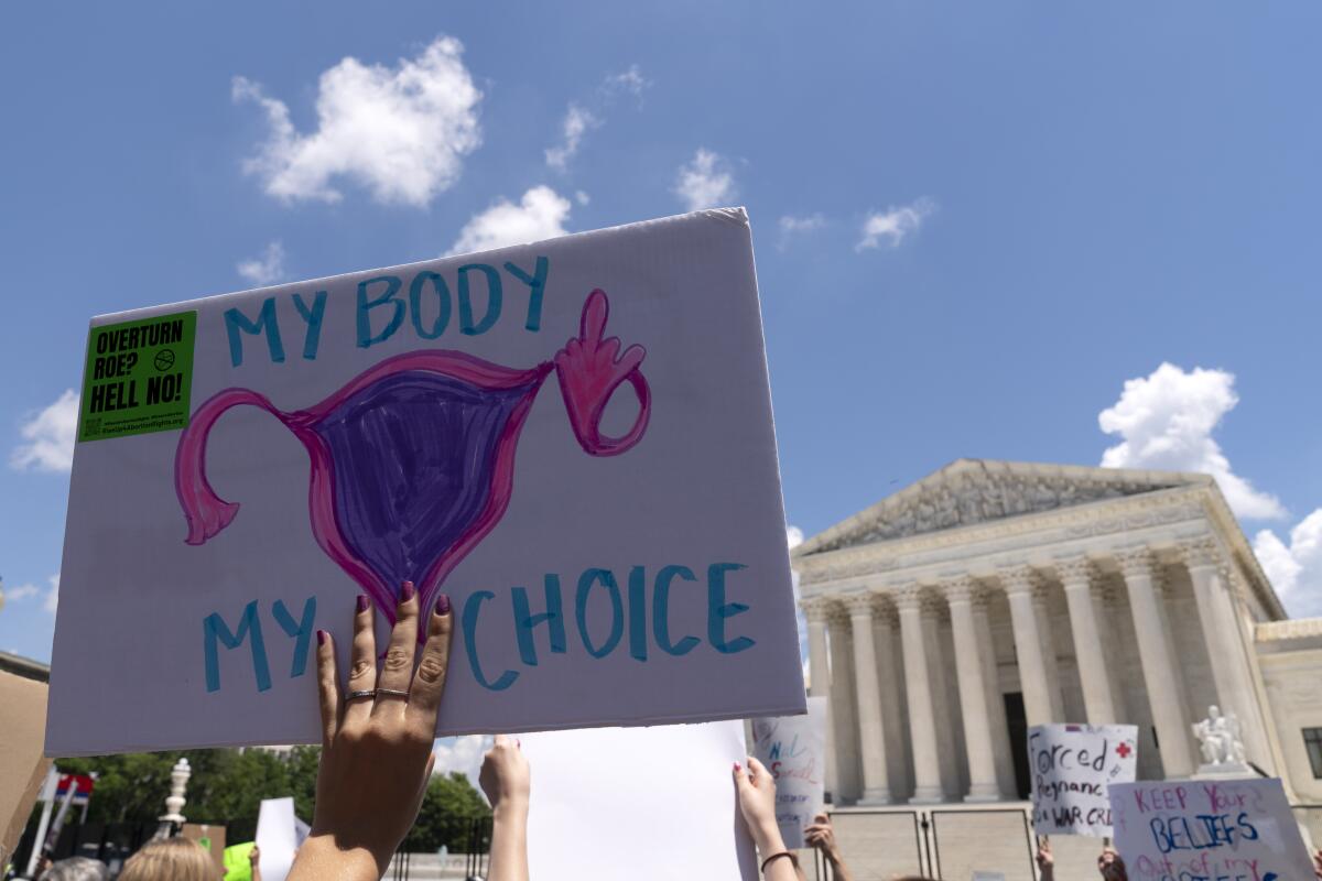Activistas por el derecho al aborto protestan delante de la Corte Suprema en Washington