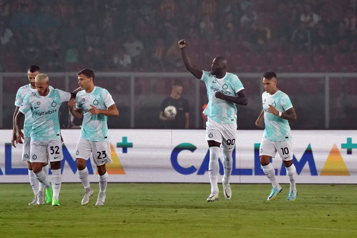 Romelu Lukaku (2do de derecha a izquierda) festeja su gol ante Lecce, en el partido del sábado 13 de agosto de 2022 (Giovanni Evangelista/LaPresse via AP)