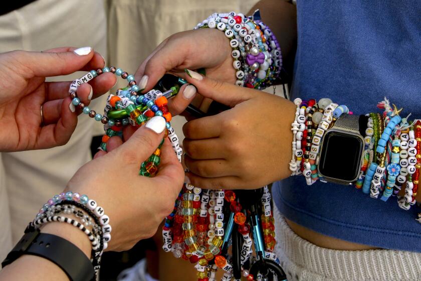 Swifties intercambian pulseras de la amistad en el centro de la ciudad de Viena el jueves 8 de agosto de 2024. Los organizadores de tres conciertos de Taylor Swift en un estadio de Viena los cancelaron el miércoles después de dos arrestos por un aparente complot para realizar un ataque contra un evento masivo en el área de Viena como los conciertos. (Foto AP/Heinz-Peter Bader)