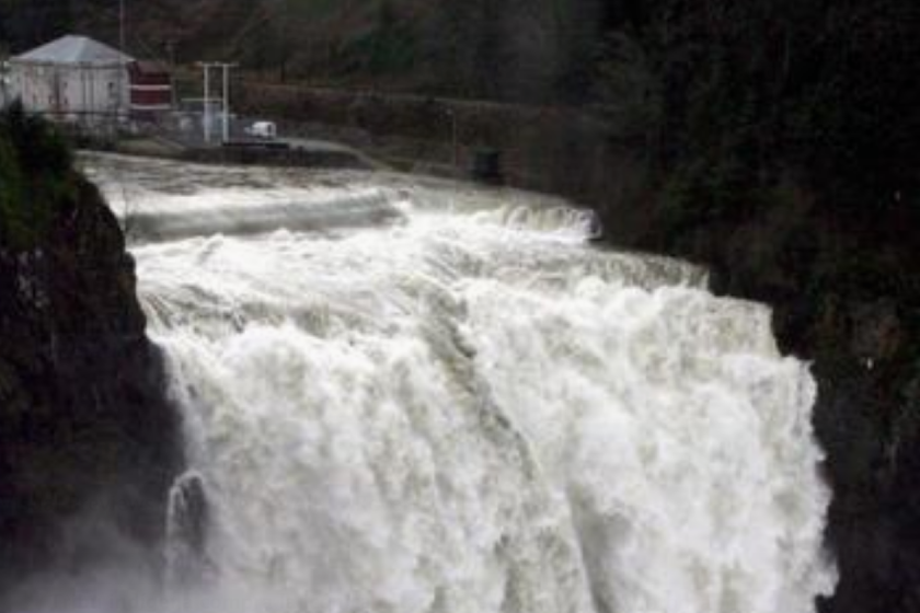 Las fuertes lluvias convirtieron el río Snoqualmie en una escena salvaje en el área de Snoqualmie Falls el viernes 30 de enero de 2004. El pintoresco río, al este de Seattle, proviene de la nieve derretida en las montañas. EPA/Barry Sweet/Archivo