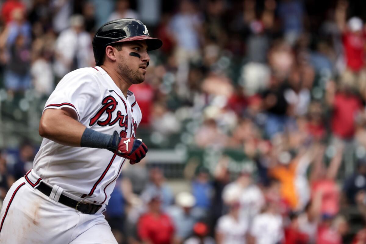 Austin Riley de los Bravos de Atlanta avanza a primera base 