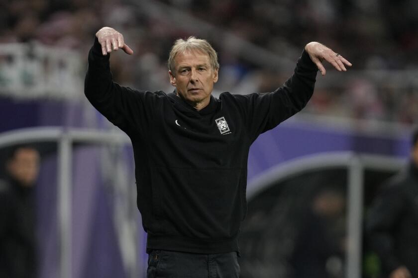 Jurgen Klinsmann, entrenador de Corea del Sur, reacciona durante la semifinal de la Copa Asiática entre Jordania y Corea del Sur en el estadio Ahmad Bin Ali en Al Rayyan, Qatar, el martes 6 de febrero de 2024. El entrenador alemán fue cesado el viernes 16 de febrero de 2024. (AP Foto/Thanassis Stavrakis)