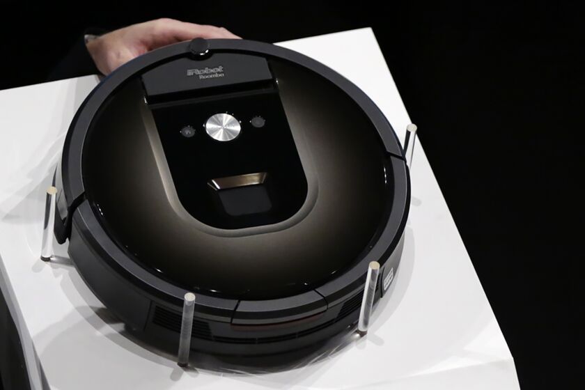 ARCHIVO- Una aspiradora-robot Roomba 980 es presentada en Tokio el 29 de septiembre del 2015. Amazon anunció el 5 de agosto del 2022 que llegó a un acuerdo para adquirir al fabricante de aspiradoras robóticas iRobot por alrededor de 1.660 millones de dólares. (AP Foto/Eugene Hoshiko)
