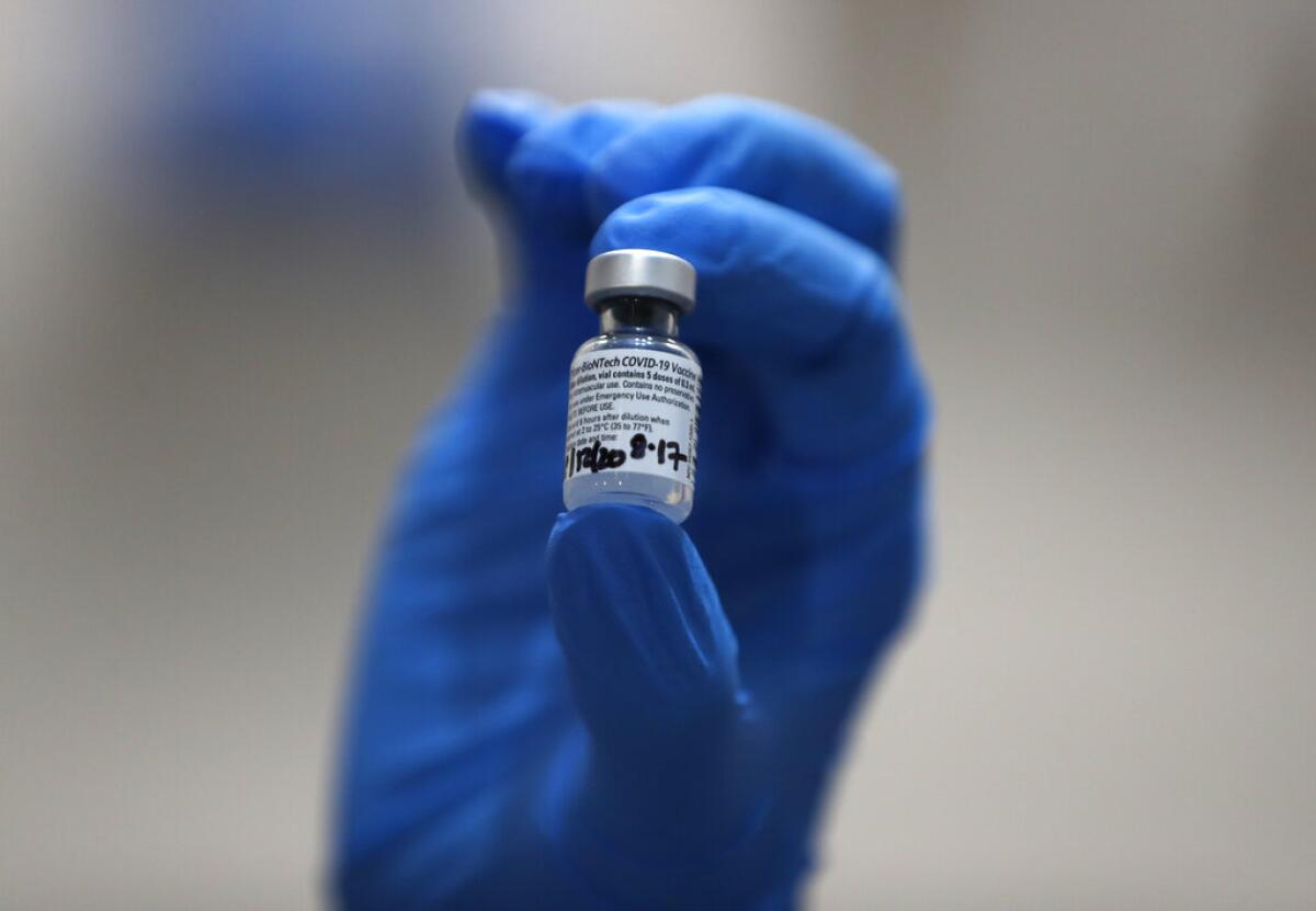 Una enfermera sostiene un vial de la vacuna contra el COVID-19 de Pfizer-BioNTech.