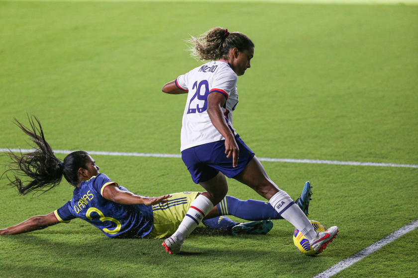 Catarina Macario (29) of the United States avoids the tackle of Columbia's Daniela Arias on Jan. 22, 2021, in Orlando, Fla.
