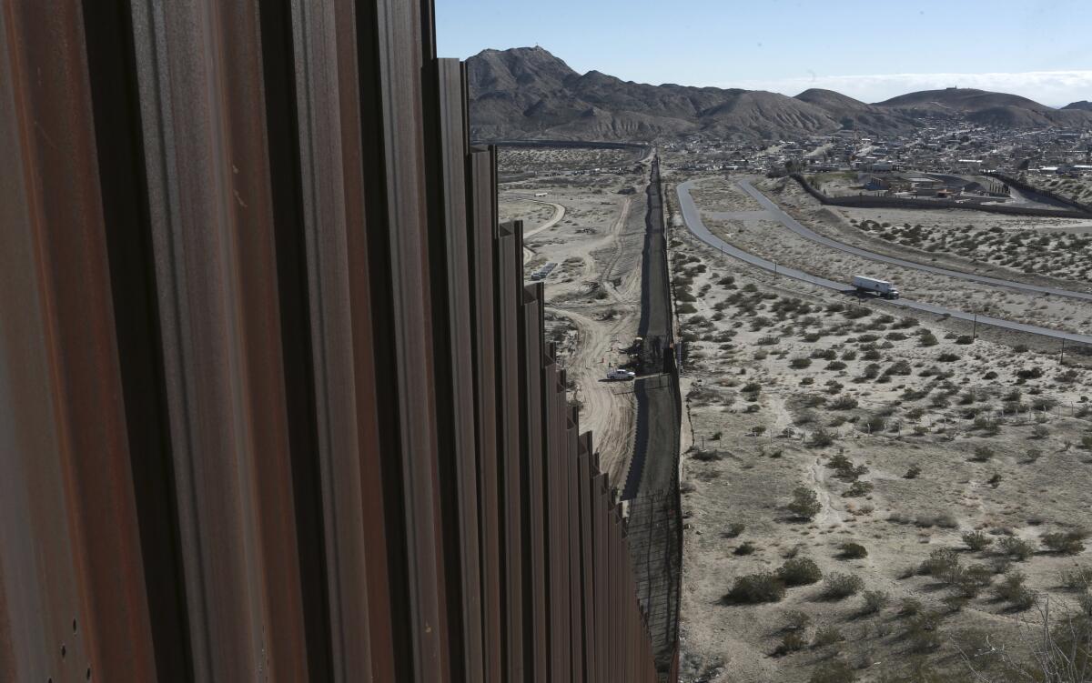 ARCHIVO - En imagen de archivo un camión transita en territorio mexicano cerca del muro fronterizo que divide los poblados de Anapra, México, y Sunland Park, Nuevo Mexico. (AP Foto/Christian Torres, archivo)