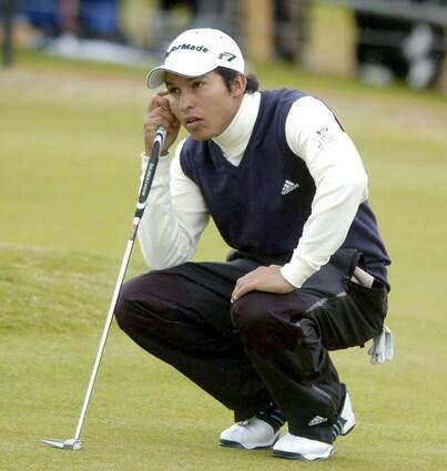 Argentinian Andres Romero lines out his putt on the 18th hole.