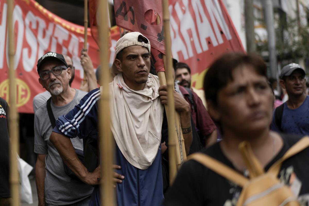 ARCHIVO - Manifestantes antigubernamentales protestan contra la escasez de alimentos 