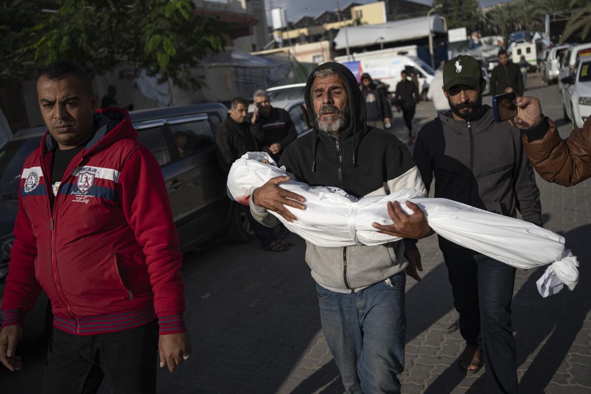 Palestinos lloran a parientes muertos en el bombardeo israelí sobre la Franja de Gaza