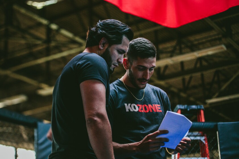 En este film, Corrigan (der.) también contó con la presencia de Jorge Masvidal (izq.), el popular peleador de UFC.