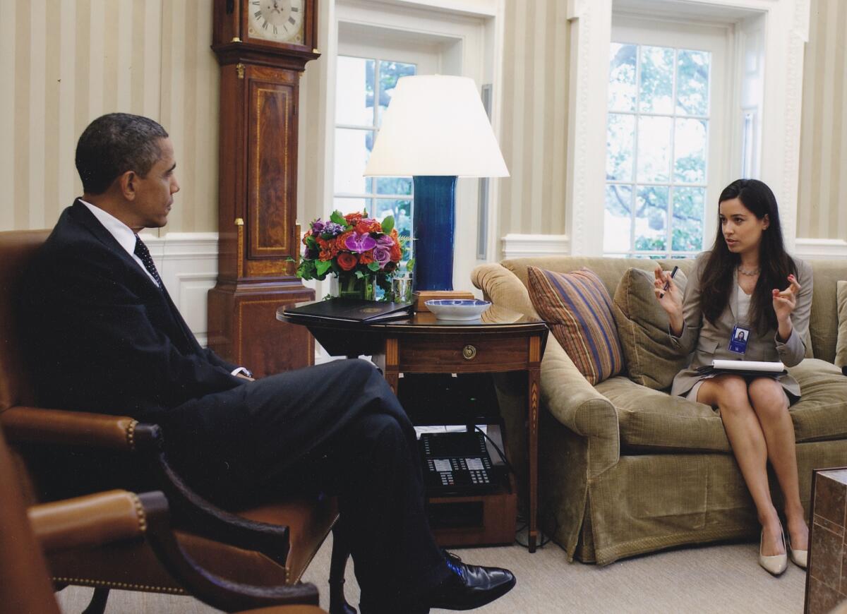 Μια γυναίκα μιλάει με τον Πρόεδρο Μπαράκ Ομπάμα.