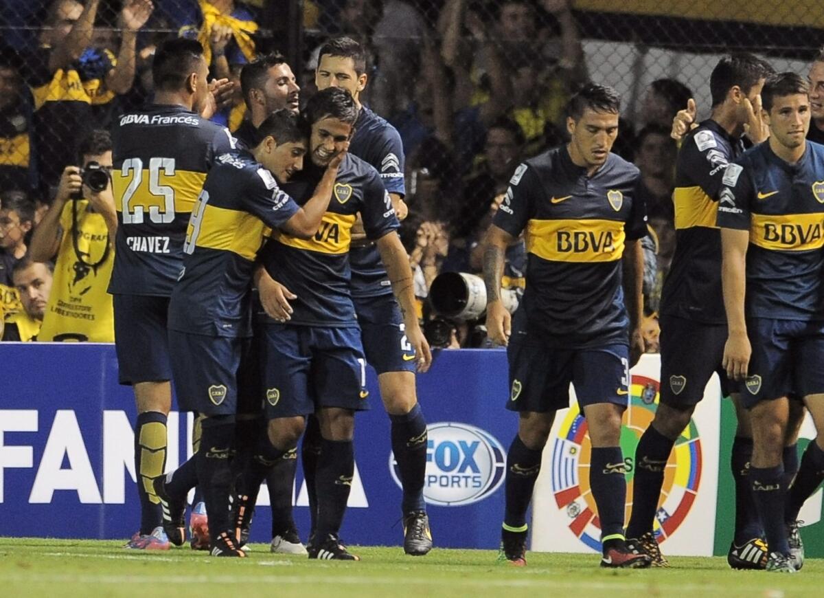 Jugadores de Boca Juniors celebran su anotación ante Palestino de Chile.