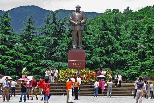 A large statue of Mao Tse-tung is a popular photo op at his birthplace in Shaoshan. The man who fought warlords, the Japanese and the U.S.-supported Nationalists and proclaimed the birth of a new China was born here in 1893, the son of a a comfortably well-off farmer.