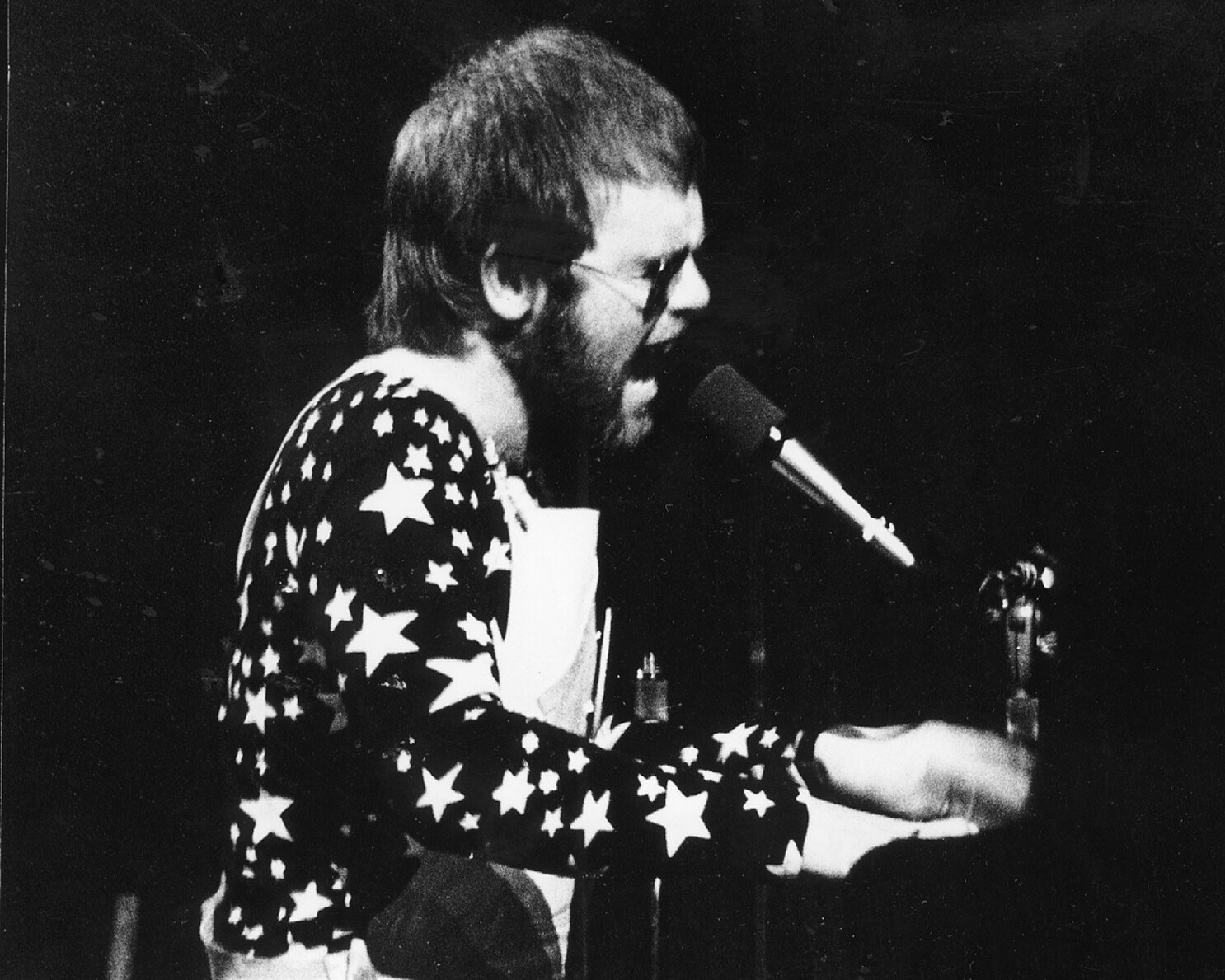 From The Archives Robert Hilburn S 1970 Review Of Elton John At The Troubadour New Rock Talent Los Angeles Times