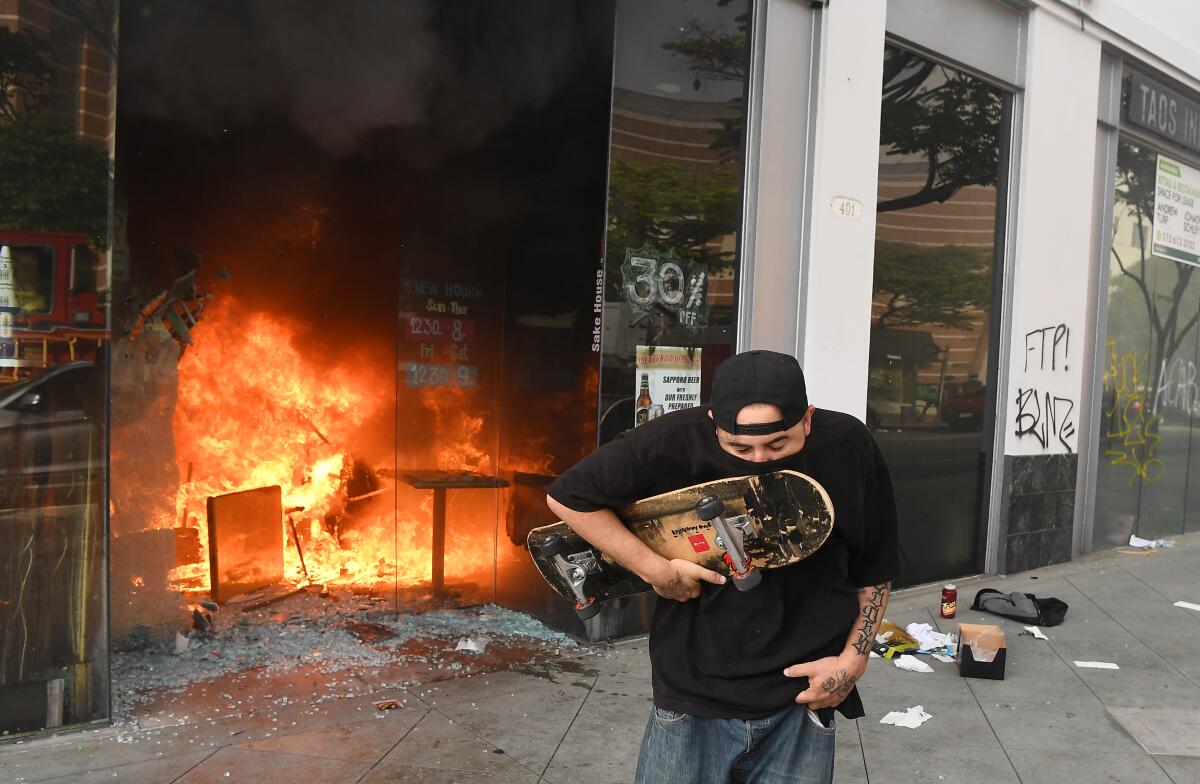 Cómo actuar si nos encontramos un coche ardiendo en un garaje o en un túnel: Los bomberos te lo aclaran 3 Motor16 ?url=https%3A%2F%2Fcalifornia times brightspot.s3.amazonaws.com%2F4a%2Fc6%2Fcee35a504595ace0e9c5821566e3%2Fla photos 1staff 549762 me 0531 george floyd protest7 wjs Motor16