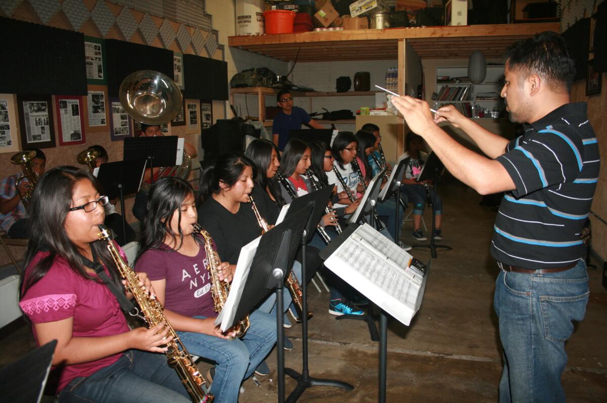 Estanislao Maqueos imparte clases de música en su academia desde el 2005, centro de arte ubicado en el 2833 W. Pico Blvd.