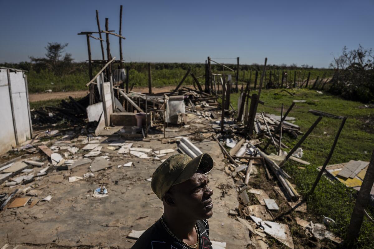 Javier Díaz posa junto a su casa que fue destruida por el huracán Ian en La Coloma, 