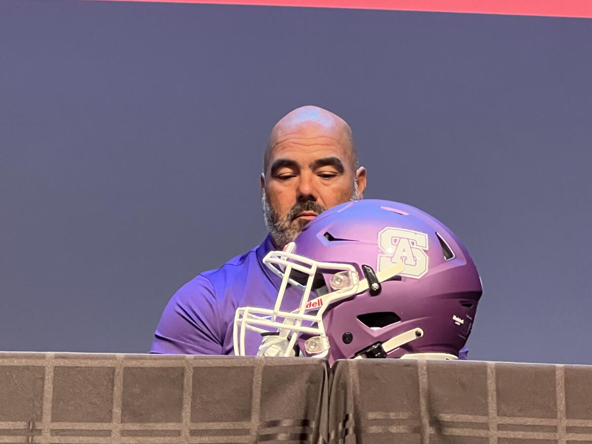 Raul Lara, who led Long Beach Poly to five Division 1 titles, is leaving St. Anthony to become head coach at Mater Dei.