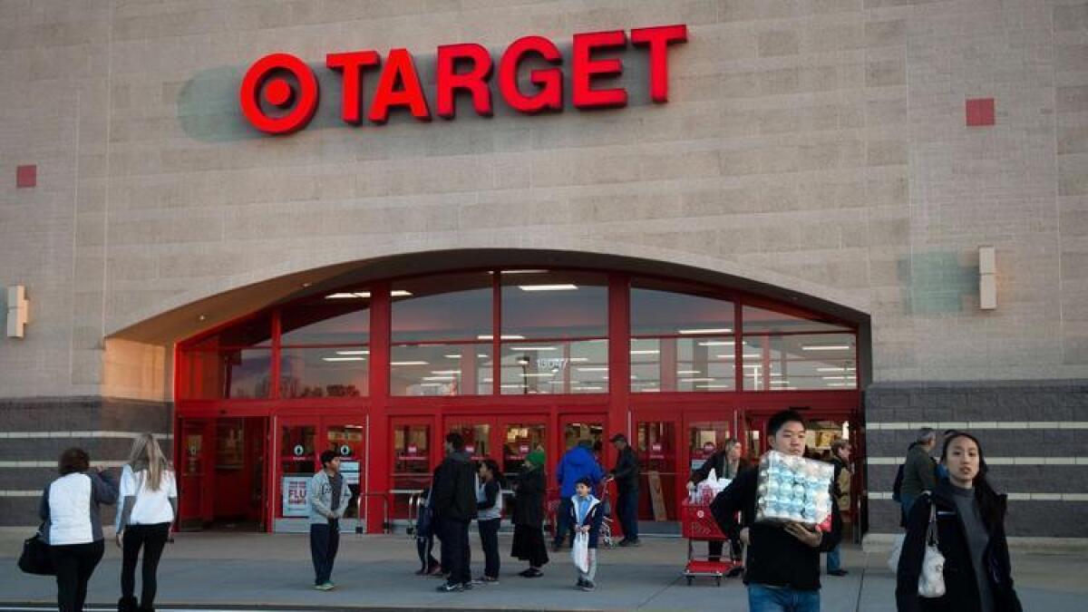 Los compradores salen de la tienda Target en Fairfax, Virginia, el 28 de noviembre del 2014.