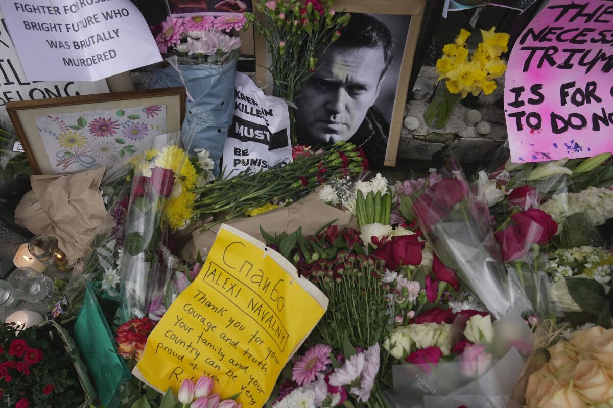 ARCHIVO - Flores y fotos colocadas frente a la embajada rusa en Londres para conmemorar la muerte 