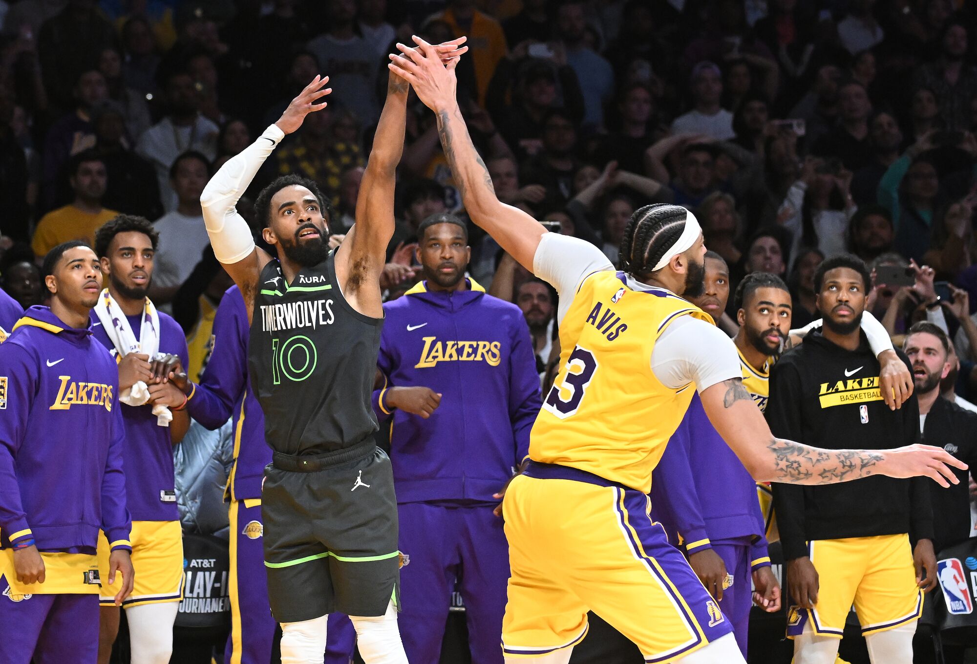 L'attaquant des Lakers Anthony Davis commet une faute sur le gardien des Timberwolves Mike Conley lors d'une tentative de trois points.