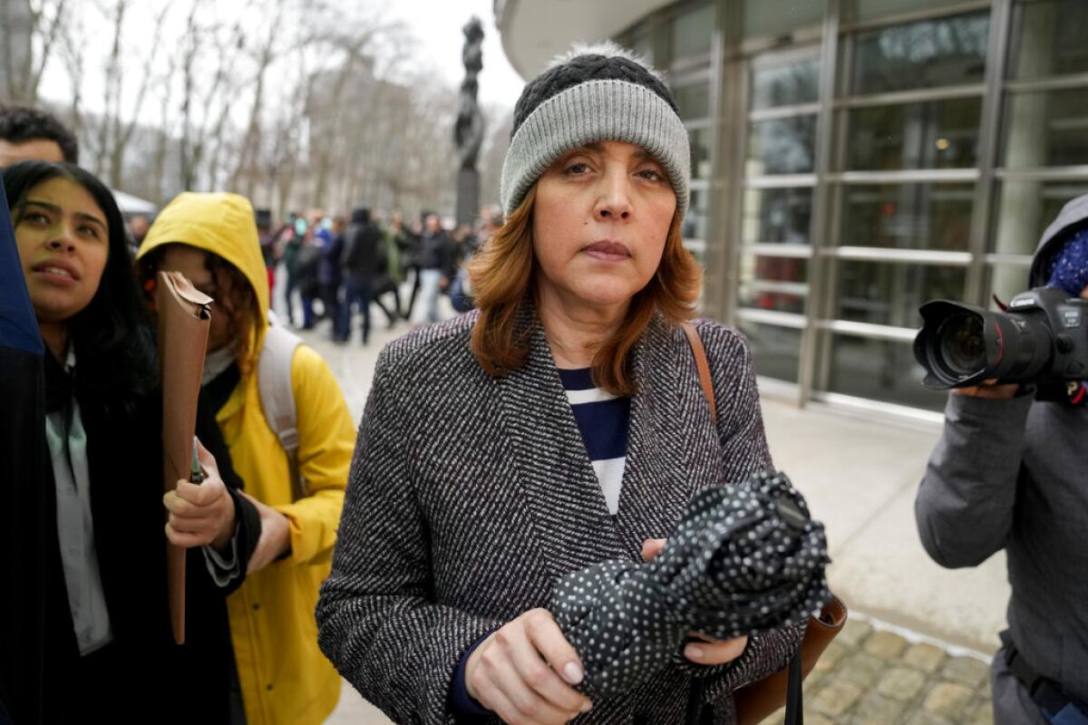 Linda Cristina Pereyra sale de la corte federal después de que su esposo Genaro García Luna fuera declarado culpable 