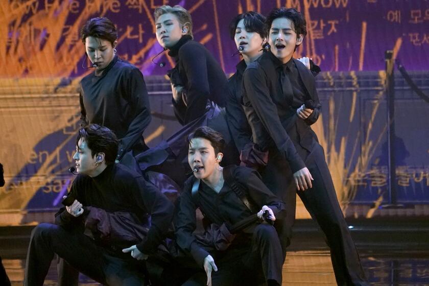 ARCHIVO - BTS interpreta "Butter" en la 64a entrega anual de los premios Grammy, el 3 de abril de 2022 en Las Vegas. El sorpresivo anuncio de la semana pasada de que BTS se tomará un descanso para que sus miembros puedan concentrarse en proyectos en solitario sorprendió a sus fans en todo el mundo, sacudiendo el precio de las acciones de su sello discográfico y generando muchas interrogantes sobre el futuro del supergrupo de K-pop. (Foto AP/Chris Pizzello, archivo)