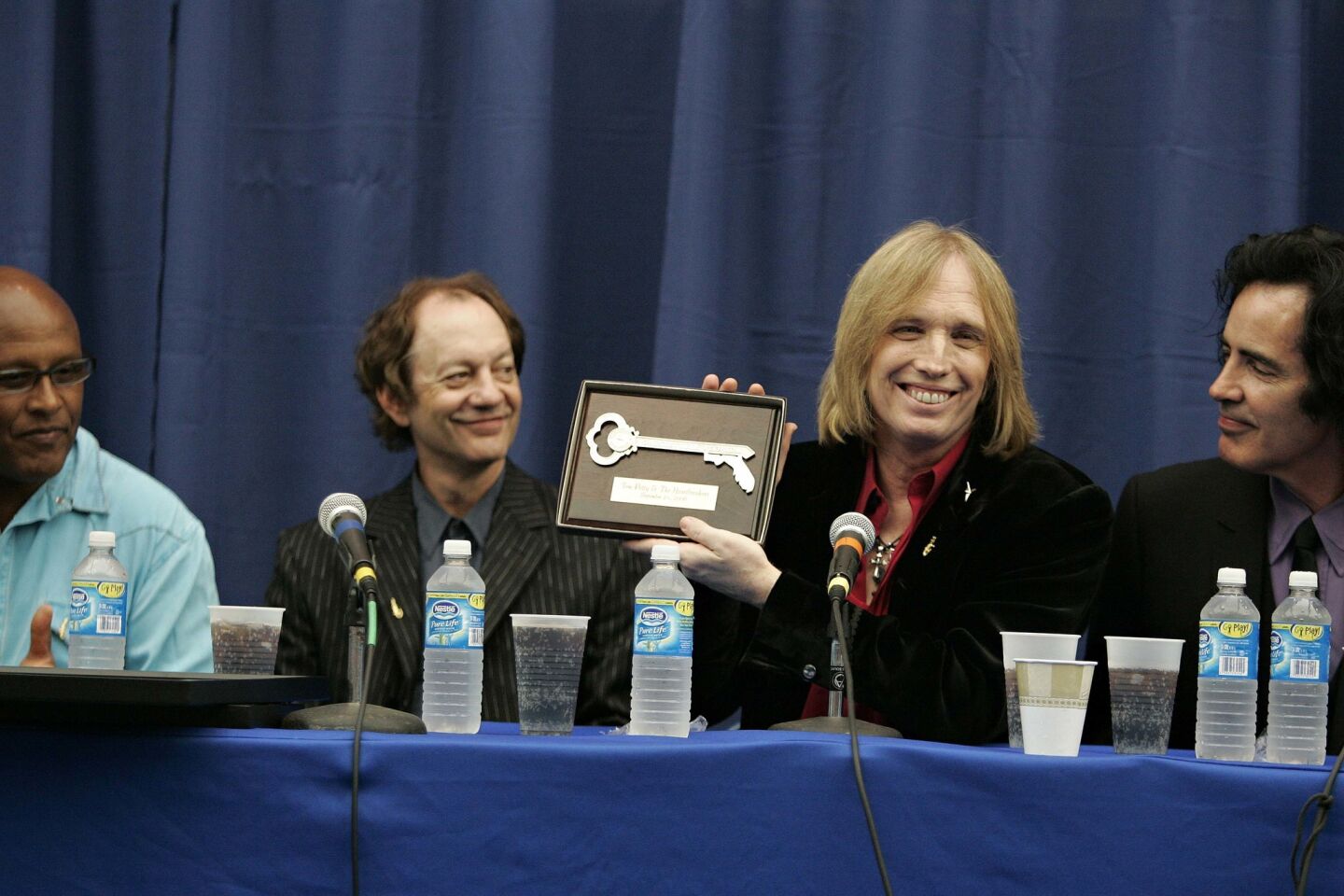 Tom Petty holds up the key to the city of Gainesville, Fla., he received from Mayor Pegeen Hanrahan in 2006. From left are drummer Steve Ferrone, guitarist Scott Thurston, Petty and bassist Ron Blair.