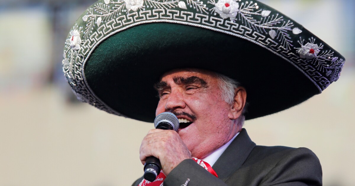 Vicente Fernández recibe tratamiento en México por una lesión en el cuello