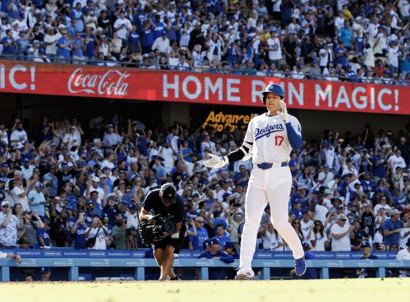 Shohei Ohtani, beşinci vuruşta home run yaptıktan sonra ev vuruşuna ulaştığında ellerini çırpıyor.
