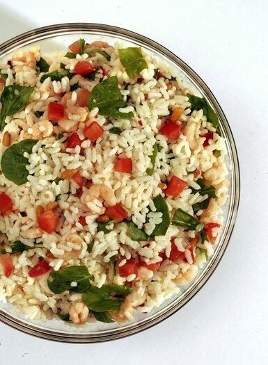 Rice salad with shrimp and arugula