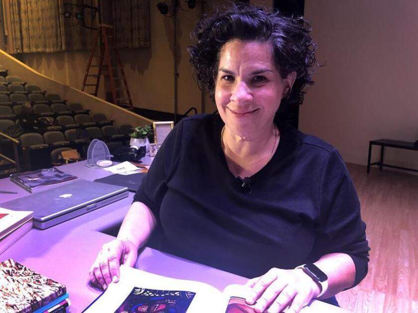 La actriz, escritora y dramaturga cubano-estadounidense Carmen Peláez hojea un libro de arte durante una entrevista con Efe este martes durante un descanso de los ensayos de "Fake" (Falso), una producción de Miami New Drama, en Miami, Florida (EE.UU.). EFE