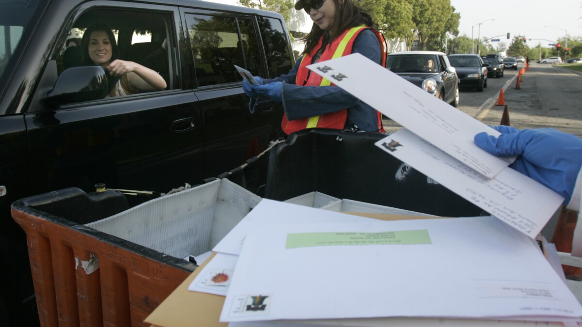 Post Offices To Stay Open Late For Last Minute Tax Returns Los Angeles Times