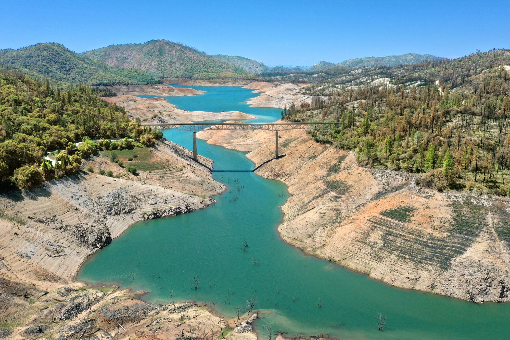 Stunning drone pH๏τos over Lake Oroville show drought emergency in Northern California - Los Angeles Times