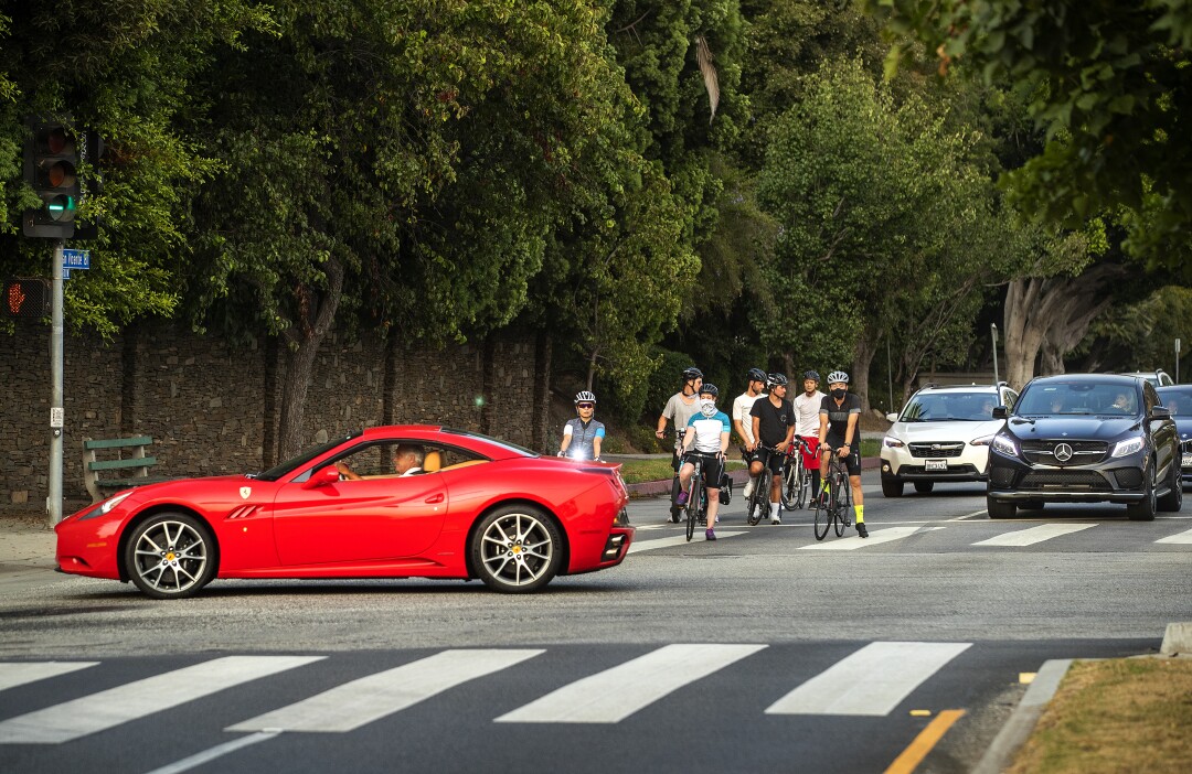 Ciclistas y automovilistas en San Vicente Boulevard, Brentwood.