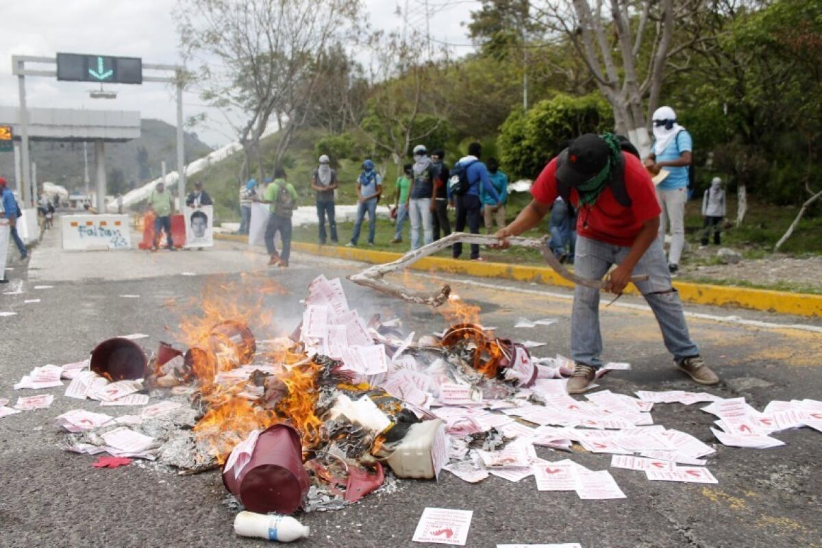 Maestros de Ayotzinapa queman material electoral durante el cierre de la carretera Chilpancingo-Acapulco, en Palo Blanco, el 2 de junio. El lunes iniciaron una serie de protestas, incluyendo el robo de miles de papeletas y la destrucción de las oficinas electorales, al boicot elecciones municipales y legislativas, que tendrán lugar el 7 de junio en varios estados del país.