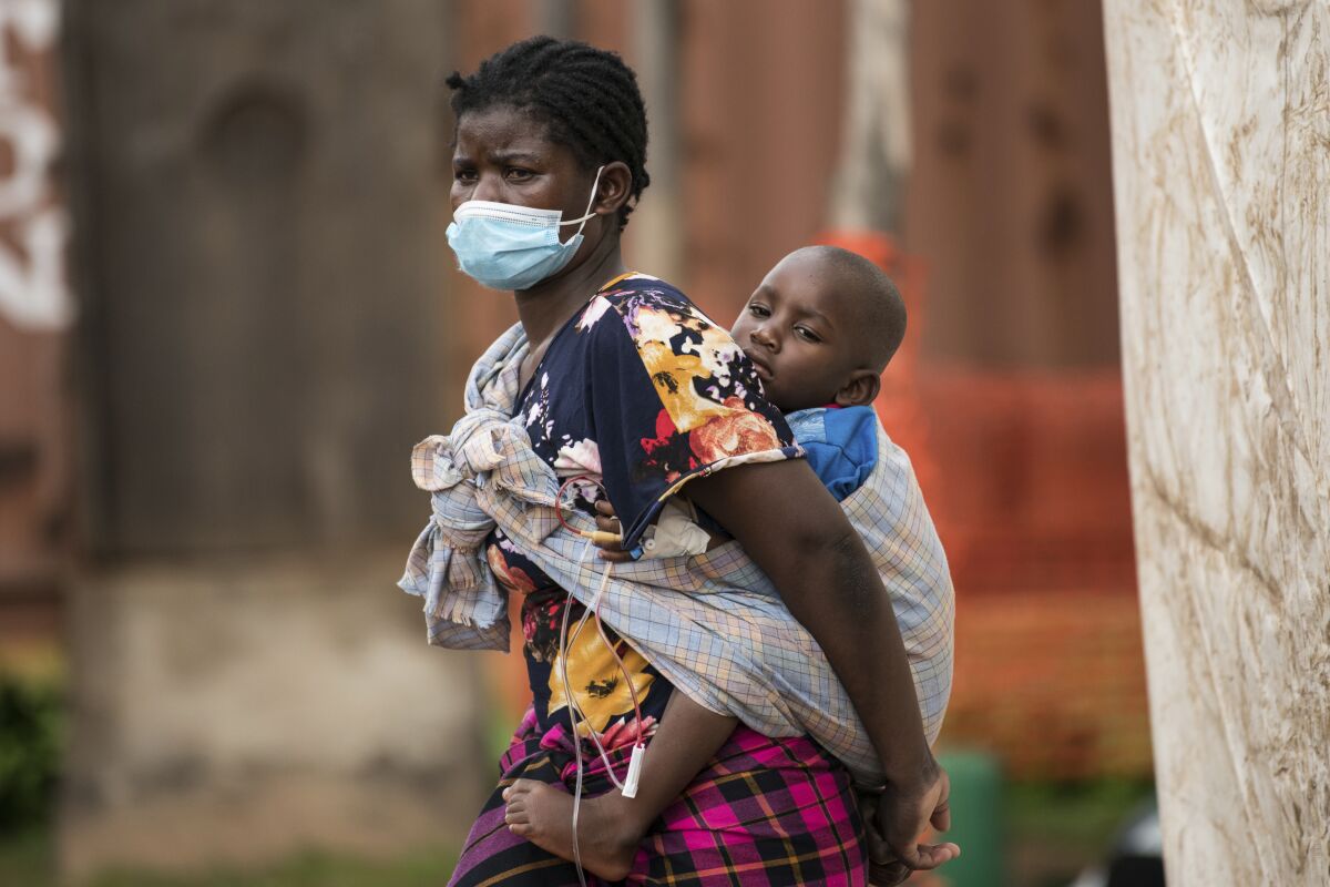 Una mujer carga a su hijo, quien tiene cólera, en el Hospital Bwaila en Lilongwe, Malawi,
