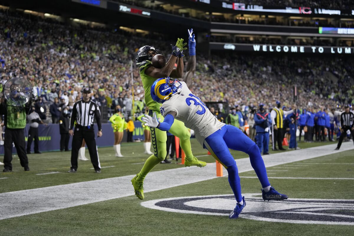Rams cornerback Robert Rochell (31) defends against Seattle Seahawks wide receiver Tyler Lockett.