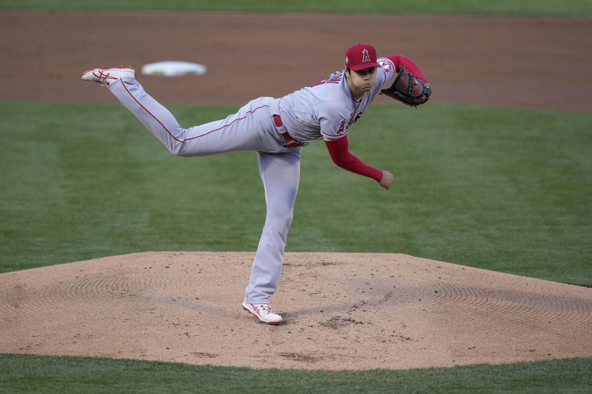 Shohei Ohtani pitches the ball.