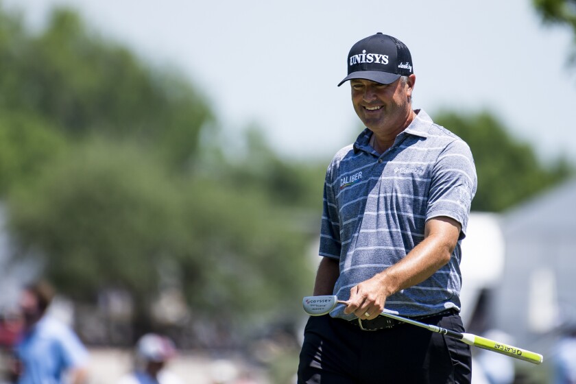 Ryan Palmer sonríe después de embocar en el hoyo 9 durante la segunda ronda del torneo de golf AT&T Byron Nelson, en McKinney, Texas, el viernes 13 de mayo de 2022. (AP Foto/Emil Lippe)