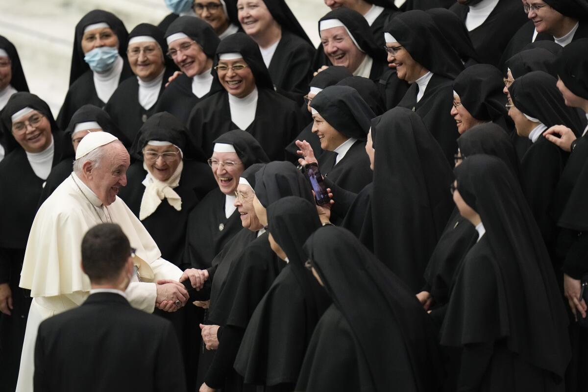 El Papa Francisco saluda a monjas en el salón Papa Pablo IV en el Vaticano.